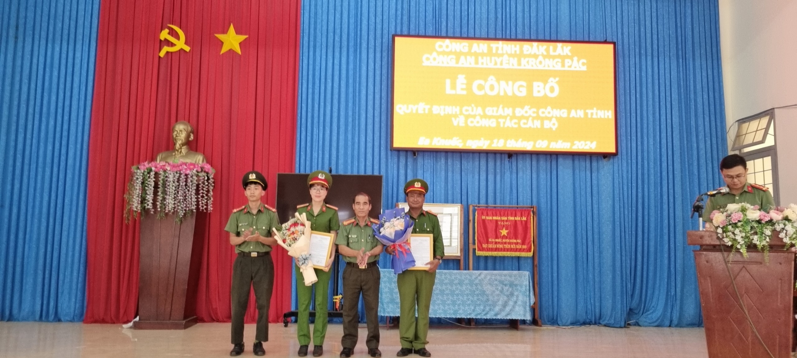 LỄ CÔNG BỐ QUYẾT ĐỊNH CỦA GIÁM ĐỐC CÔNG AN TỈNH VỀ CÔNG TÁC CÁN BỘ TẠI XÃ EA KNUẾC